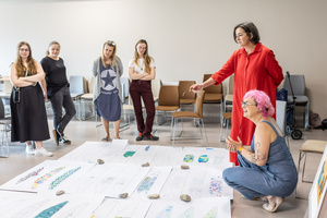 „Kompozycja miejska” - warsztaty ceramiczne - Uczestnicy warsztatów podczas pracy