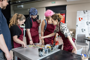 „Kompozycja miejska” - warsztaty ceramiczne - Uczestnicy warsztatów podczas pracy