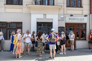 Spójrz pod nogi - opowieści z poziomu tarnowskich posadzek - Uczestnicy spaceru podczas trasy