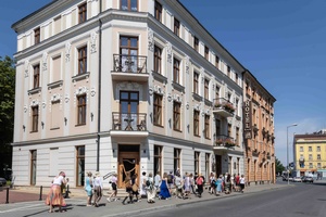 Spójrz pod nogi - opowieści z poziomu tarnowskich posadzek - Uczestnicy spaceru podczas trasy