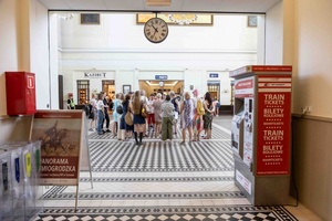 Spójrz pod nogi - opowieści z poziomu tarnowskich posadzek - Uczestnicy spaceru podczas trasy