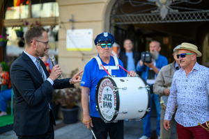 Starówka Jazz Festival 2025 - Koncert I - Po lewej Prezydent miasta Tarnowa - Jakub Kwaśny - przemawiający podczas rozpoczęcia parady nowoorleańskiej