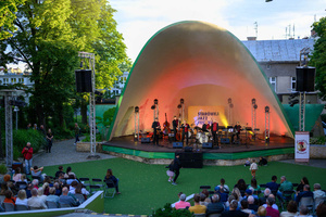 Starówka Jazz Festival 2025 - Koncert I - Na scenie tarnowskiego amfiteatru Five O'Clock Orchestra