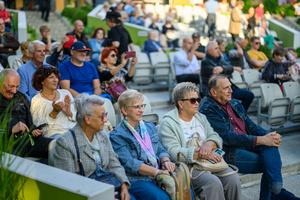 Starówka Jazz Festival 2025 - Koncert I - Publiczność podczas parady nowoorleańskiej.