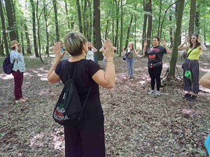 Spacer przyrodniczy z kąpielą leśną - Uczestnicy podczas spaceru