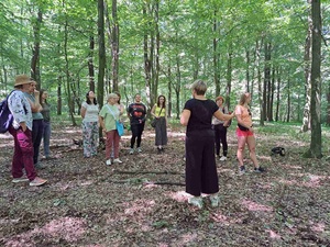 Spacer przyrodniczy z kąpielą leśną - Uczestnicy podczas spaceru