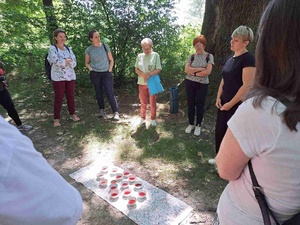 Spacer przyrodniczy z kąpielą leśną - Uczestnicy podczas spaceru