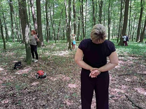 Spacer przyrodniczy z kąpielą leśną - Uczestnicy podczas spaceru