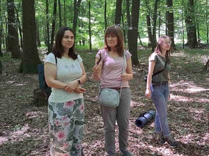 Spacer przyrodniczy z kąpielą leśną - Uczestnicy podczas spaceru