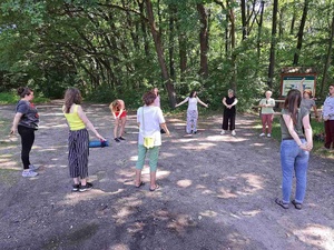 Spacer przyrodniczy z kąpielą leśną - Uczestnicy podczas spaceru