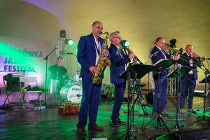 Starówka Jazz Festival 2025 - Koncert II - Leliwa Jazz Band & Wojciech Kamiński na scenie amfiteatru letniego