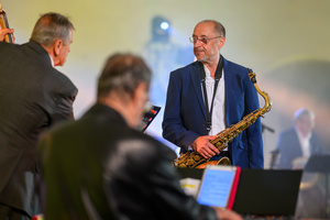 Starówka Jazz Festival 2025 - Koncert II - Leliwa Jazz Band & Wojciech Kamiński na scenie amfiteatru letniego