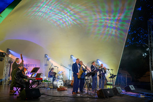 Starówka Jazz Festival 2025 - Koncert II - Leliwa Jazz Band & Wojciech Kamiński na scenie amfiteatru letniego