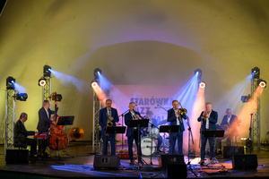 Starówka Jazz Festival 2025 - Koncert II - Leliwa Jazz Band & Wojciech Kamiński na scenie amfiteatru letniego