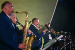 Starówka Jazz Festival 2025 - Koncert II - Leliwa Jazz Band & Wojciech Kamiński na scenie amfiteatru letniego