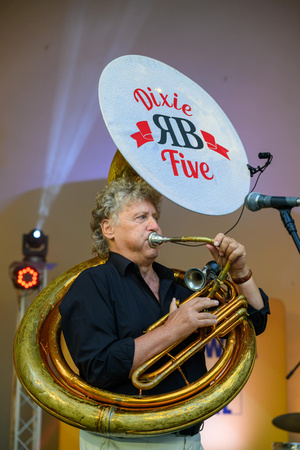 Starówka Jazz Festival 2025 - Koncert III - RB Dixie Five na scenie tarnowskiego amfiteatru