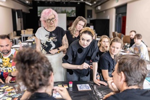 Warsztaty ceramiczne "Płytka tarnowska" - Uczestnicy warsztatów podczas pracy wraz z Dorotą Omylską i Yoilk Naal