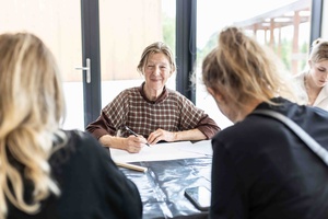 Warsztaty ceramiczne "Płytka tarnowska" - Uczestnicy warsztatów podczas pracy