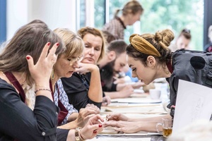 Warsztaty ceramiczne "Płytka tarnowska" - Uczestnicy warsztatów podczas pracy