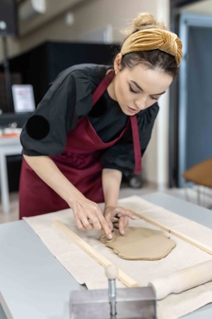 Warsztaty ceramiczne "Płytka tarnowska" - Yolik Naal podczas warsztatów