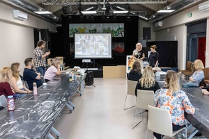 Warsztaty ceramiczne "Płytka tarnowska" - Uczestnicy warsztatów podczas pracy