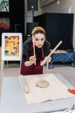 Warsztaty ceramiczne "Płytka tarnowska" - Yolik Naal podczas warsztatów