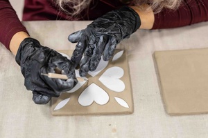 Warsztaty ceramiczne "Płytka tarnowska" - Uczestnicy warsztatów podczas pracy