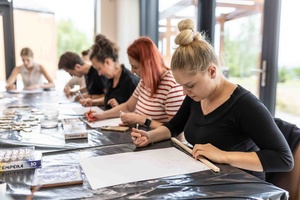 Warsztaty ceramiczne "Płytka tarnowska" - Uczestnicy warsztatów podczas pracy