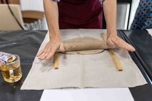 Warsztaty ceramiczne "Płytka tarnowska" - Uczestnicy warsztatów podczas pracy