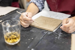 Warsztaty ceramiczne "Płytka tarnowska" - Uczestnicy warsztatów podczas pracy