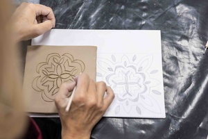 Warsztaty ceramiczne "Płytka tarnowska" - Uczestnicy warsztatów podczas pracy