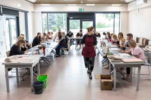 Warsztaty ceramiczne "Płytka tarnowska" - Yolik Naal podczas warsztatów wraz z uczestnikami