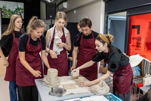 Warsztaty ceramiczne "Płytka tarnowska" - Uczestnicy warsztatów podczas pracy