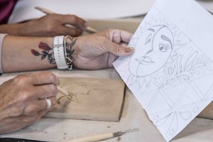 Warsztaty ceramiczne "Płytka tarnowska" - Uczestnicy warsztatów podczas pracy