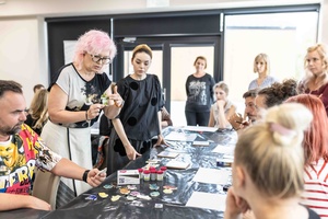 Warsztaty ceramiczne "Płytka tarnowska" - Uczestnicy warsztatów podczas pracy wraz z Dorotą Omylską i Yoilk Naal