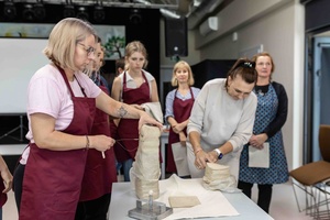 Warsztaty ceramiczne "Płytka tarnowska" - Uczestnicy warsztatów podczas pracy