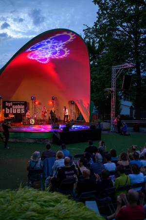 XX Był Sobie Blues: Natalia Sikora śpiewa Janis Joplin - Na amfiteatralnej scenie Natalia Sikora z zespołem