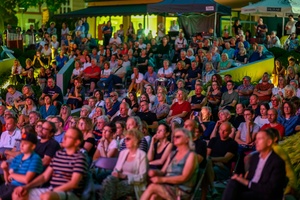 XX Był Sobie Blues: Natalia Sikora śpiewa Janis Joplin - Licznie zgromadzona publiczność w Amfiteatrze zasłuchana w piosenkach Janis Joplin w interpretacji Natalii Sikory i jej zespołu