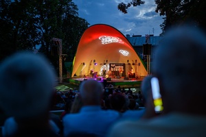 XX Był Sobie Blues: Natalia Sikora śpiewa Janis Joplin - Na amfiteatralnej scenie Natalia Sikora z zespołem