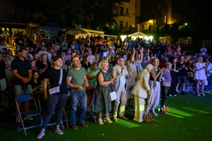 XX Był Sobie Blues: Natalia Sikora śpiewa Janis Joplin - Licznie zgromadzona publiczność w Amfiteatrze oklaskująca artystów na stojąco