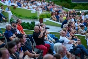 XX Był Sobie Blues: Natalia Sikora śpiewa Janis Joplin - Licznie zgromadzona publiczność w Amfiteatrze zasłuchana w piosenkach Janis Joplin w interpretacji Natalii Sikory i jej zespołu