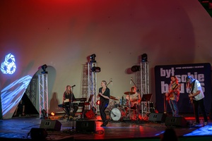 XX Był Sobie Blues: Natalia Sikora śpiewa Janis Joplin - Na amfiteatralnej scenie Natalia Sikora z zespołem