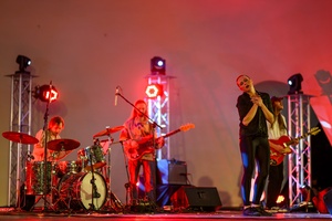 XX Był Sobie Blues: Natalia Sikora śpiewa Janis Joplin - Na amfiteatralnej scenie śpiewająca Natalia Sikora, w tle jej zespół