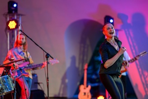 XX Był Sobie Blues: Natalia Sikora śpiewa Janis Joplin - Na amfiteatralnej  scenie na pierwszym planie Natalia Sikora