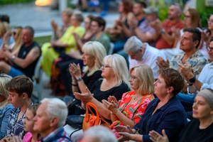 XX Był Sobie Blues: Natalia Sikora śpiewa Janis Joplin - Licznie zgromadzona publiczność w Amfiteatrze zasłuchana w piosenkach Janis Joplin w interpretacji Natalii Sikory i jej zespołu