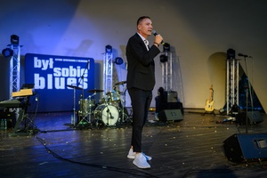 XX Był Sobie Blues: Natalia Sikora śpiewa Janis Joplin - Na amfiteatralnej scenie dyrektor TCK Tomasz Kapturkiewicz zapowiadający koncert Natalii Sikory