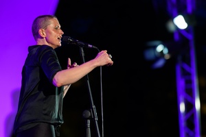 XX Był Sobie Blues: Natalia Sikora śpiewa Janis Joplin - Na amfiteatralnej scenie śpiewająca Natalia Sikora