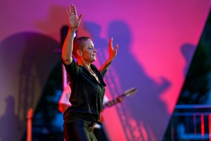 XX Był Sobie Blues: Natalia Sikora śpiewa Janis Joplin - Na amfiteatralnej  scenie na pierwszym planie Natalia Sikora