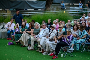 XX Był Sobie Blues: Natalia Sikora śpiewa Janis Joplin - Licznie zgromadzona publiczność w Amfiteatrze zasłuchana w piosenkach Janis Joplin w interpretacji Natalii Sikory i jej zespołu