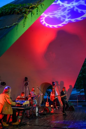 XX Był Sobie Blues: Natalia Sikora śpiewa Janis Joplin - Na amfiteatralnej scenie Natalia Sikora z zespołem